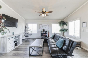 Family Modern Oasis - 3BR Retreat with Luxurious Amenities